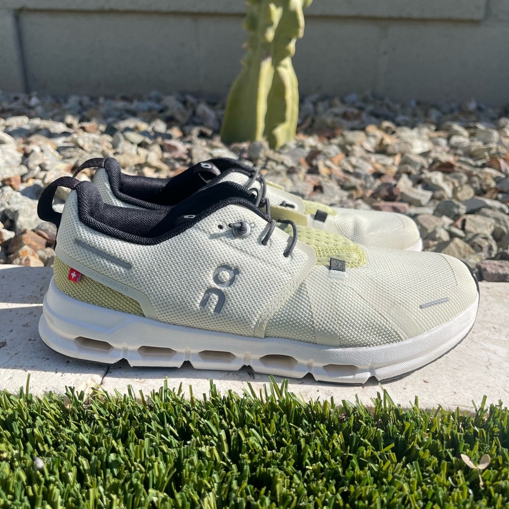 Kids ON Grade School Cloud Sky shoes. Size 4.5